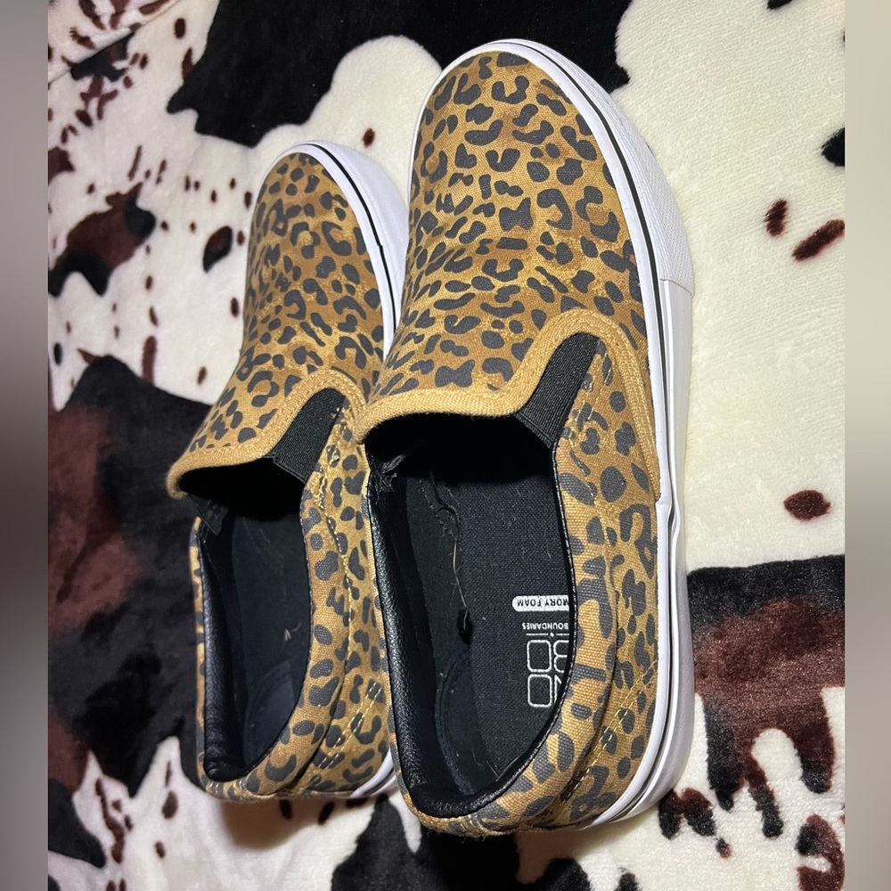 ✨BASICALLY NEW LEOPARD PRINT SLIP ON SHOES SIZE 8✨